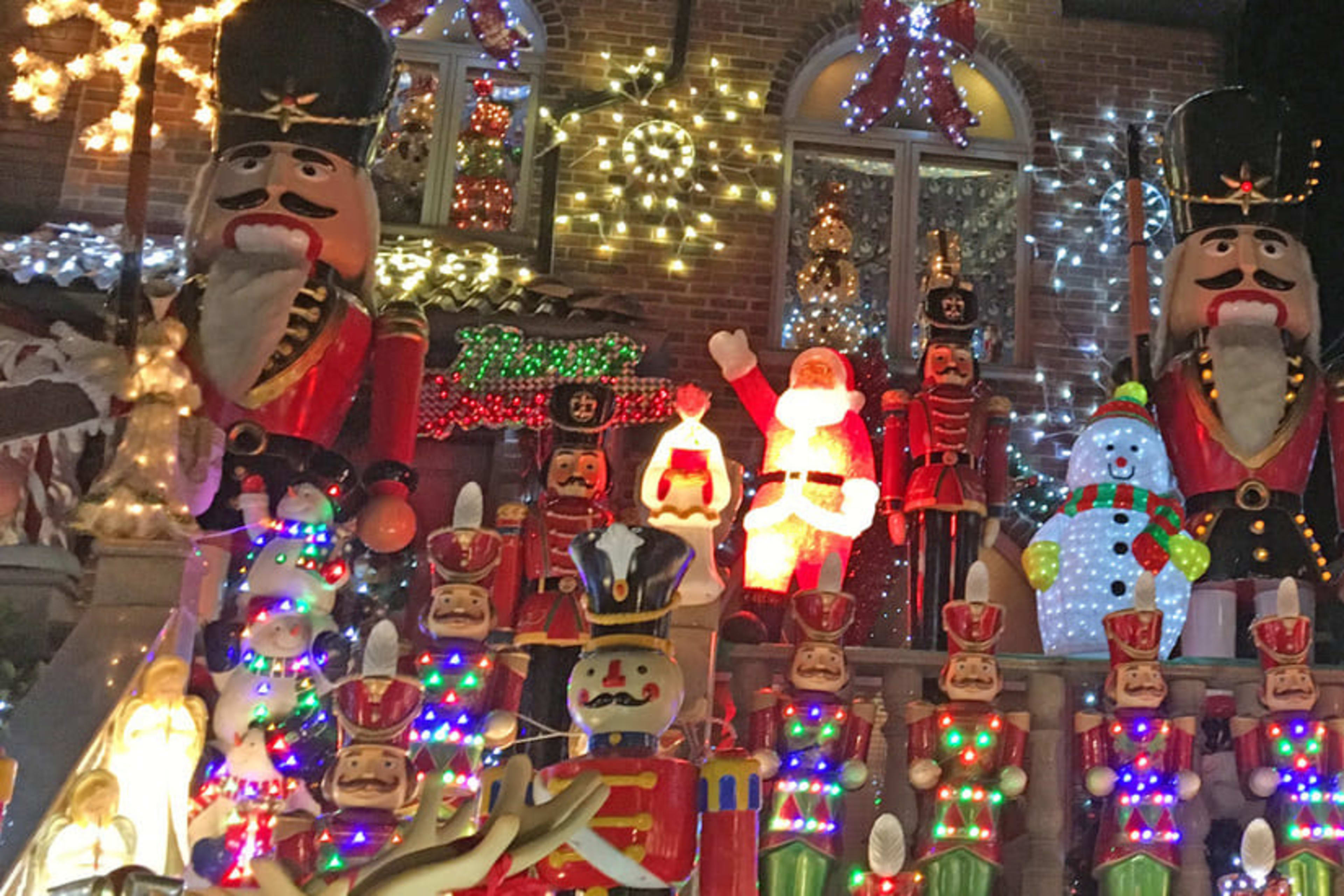 Christmas Lights Walking Tour of Brooklyn | The New York Pass®